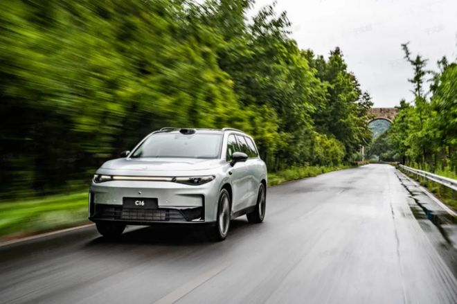 九游app：榮獲十佳車身、十佳底盤零跑C16憑何成為“六邊形戰(zhàn)士”？(圖7)