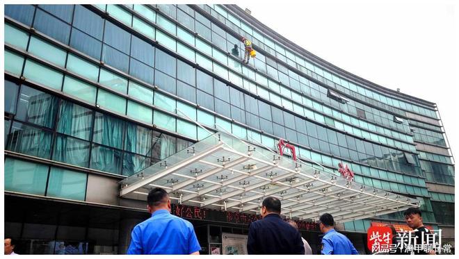 南京六合城管聚焦“三個(gè)強(qiáng)化”持續(xù)推進(jìn)樓宇清洗(圖3)