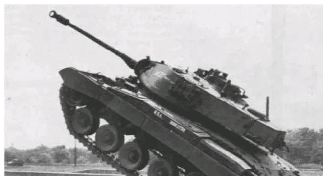 主炮口徑152毫米冷戰(zhàn)中的輕坦克之王——M551輕型坦克(圖2)