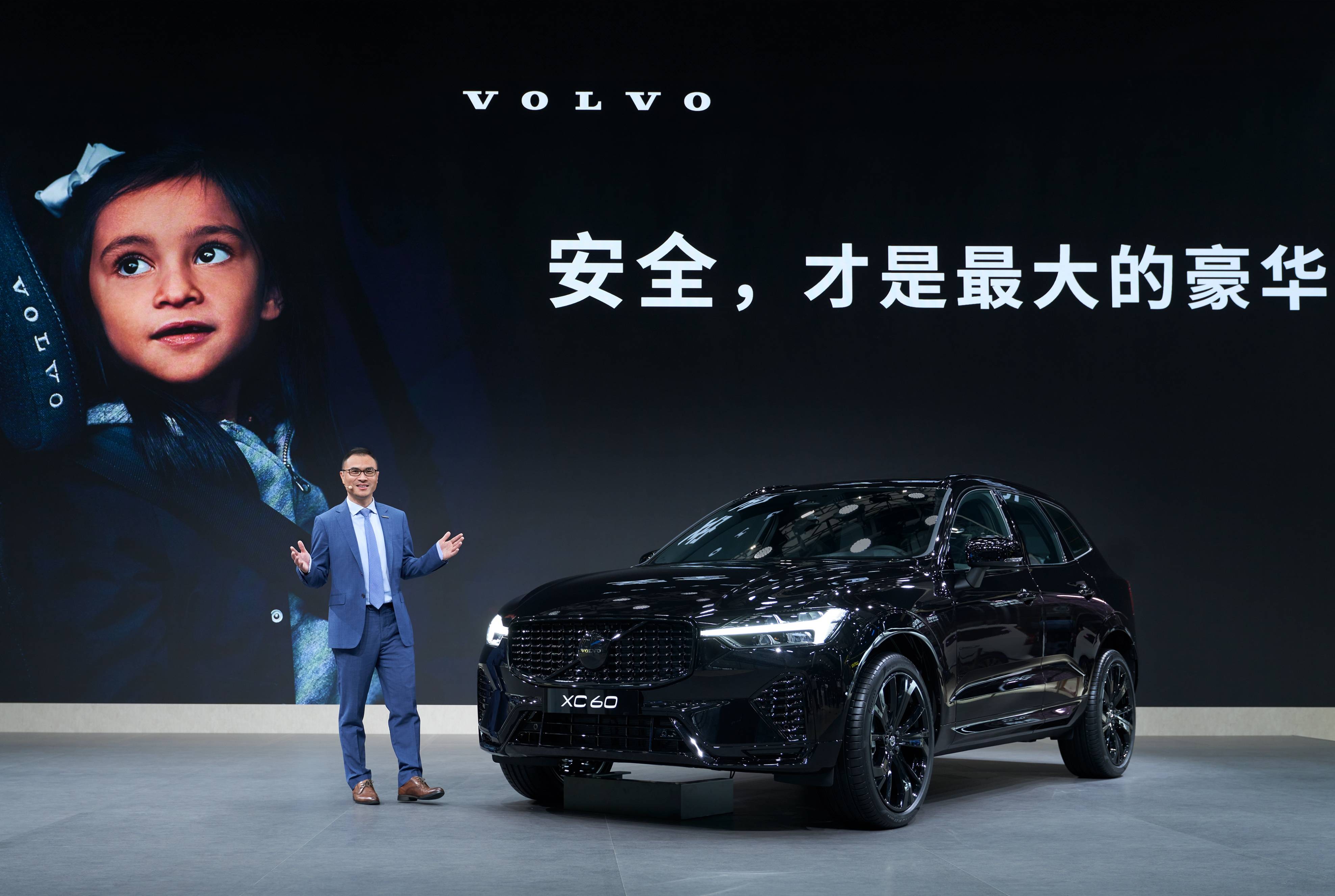 沃爾沃XC60極夜黑版亮相：全黑設(shè)計搭配B5動力顏值與實力并存！(圖3)