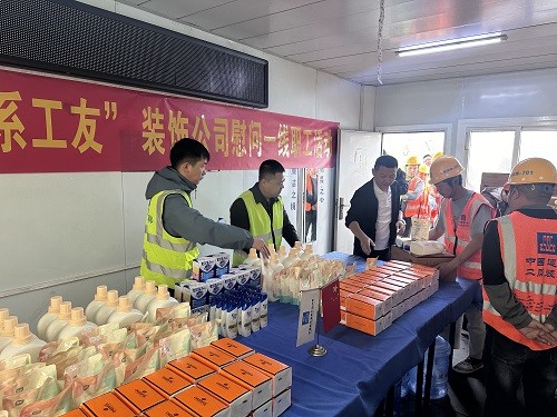 “節(jié)日慰問 情系工友”中建二局裝飾公司慰問一線職工活動