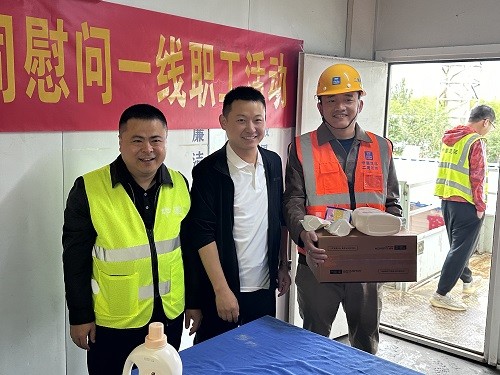 “節(jié)日慰問 情系工友”中建二局裝飾公司慰問一線職工活動(圖3)
