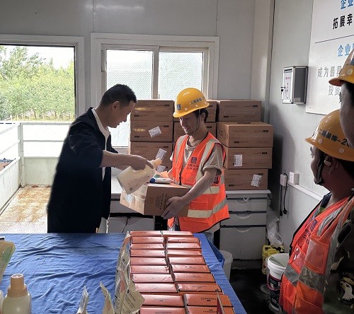 “節(jié)日慰問 情系工友”中建二局裝飾公司慰問一線職工活動(圖2)