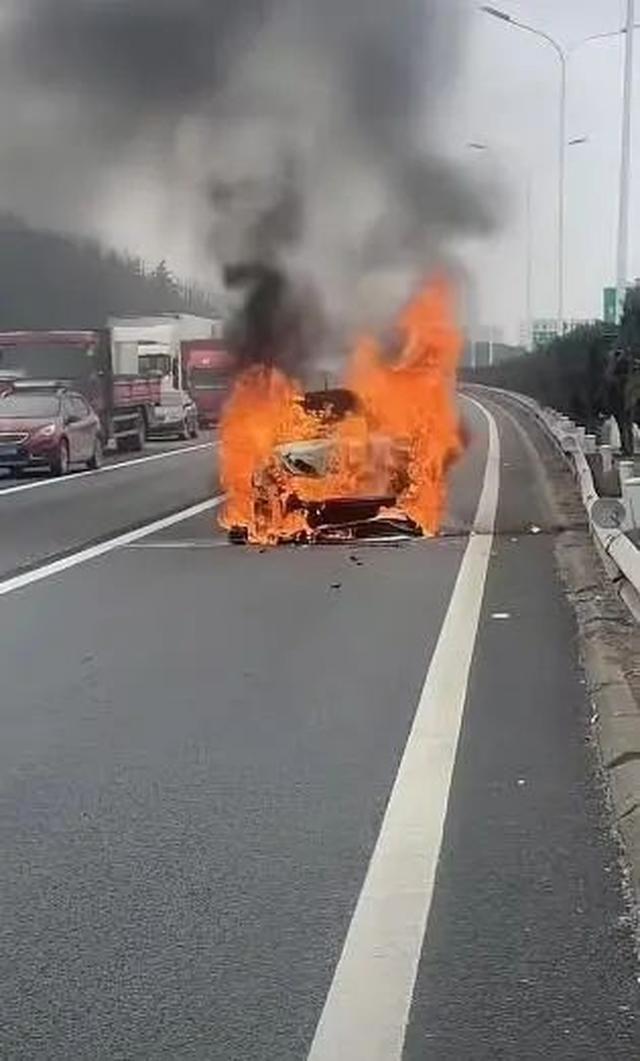 九游體育：小米SU7被追尾追尾的油車竟然起火了