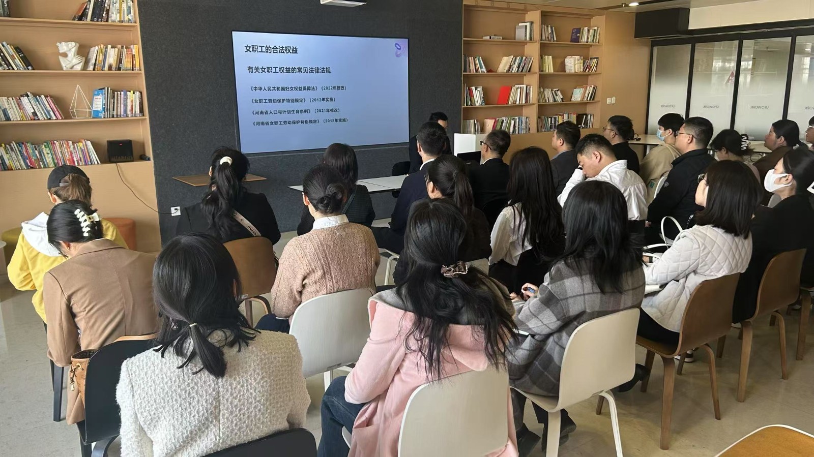 九游官網(wǎng)入口：中建二局裝飾公司北方分公司聯(lián)合鄭東新區(qū)總工會開展“情系女職工 法在你身邊”主題活動(圖2)