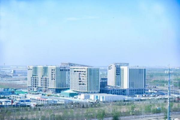 九游體育：臨空區(qū)大興片區(qū)國際航空總部園 全國首創(chuàng)“水晶眼”玻璃幕窗全面安裝啟動