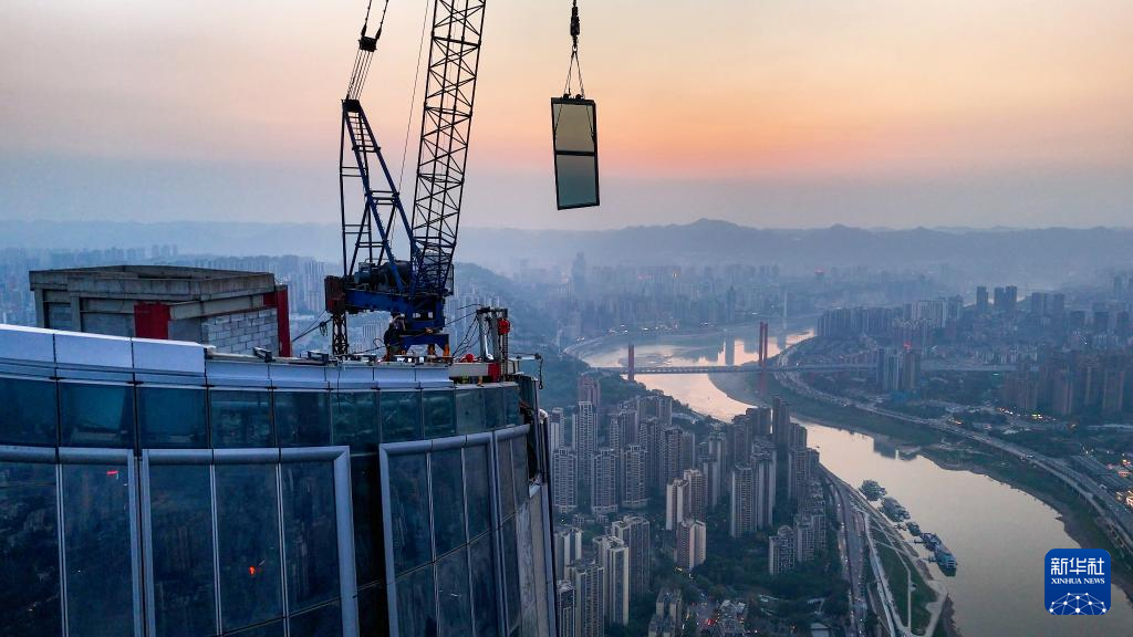 重慶在建第一高樓外立面幕墻工程完工(圖4)