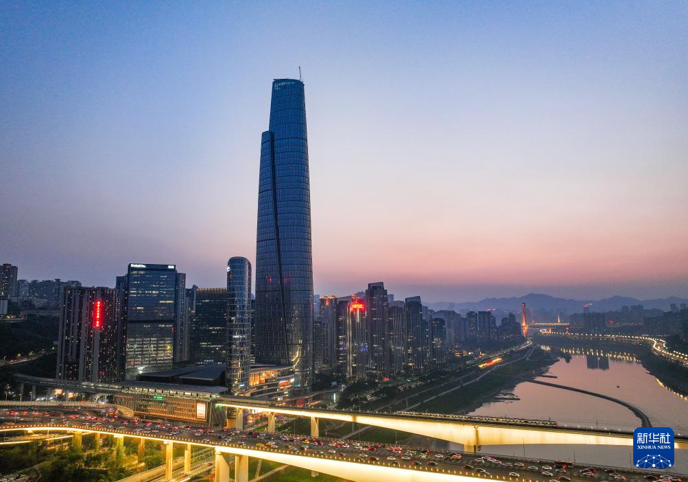 重慶在建第一高樓外立面幕墻工程完工