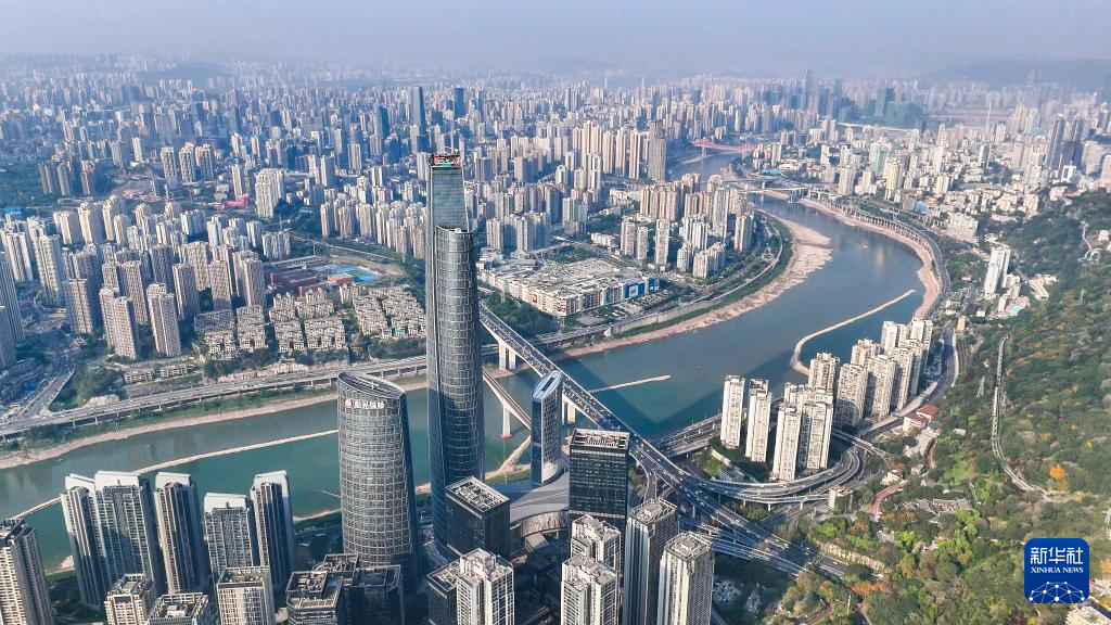 重慶在建第一高樓外立面幕墻工程完工(圖2)