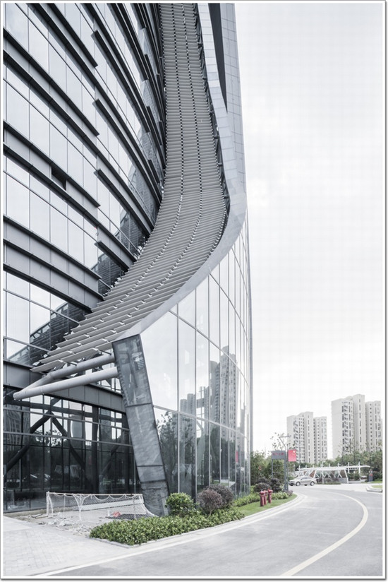 科技賦能｜世界第一高樓玻璃幕墻承建商中國(guó)建筑興業(yè)助力香港新地標(biāo)